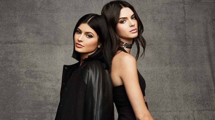Kylie Jenner and Kendall Jenner posing