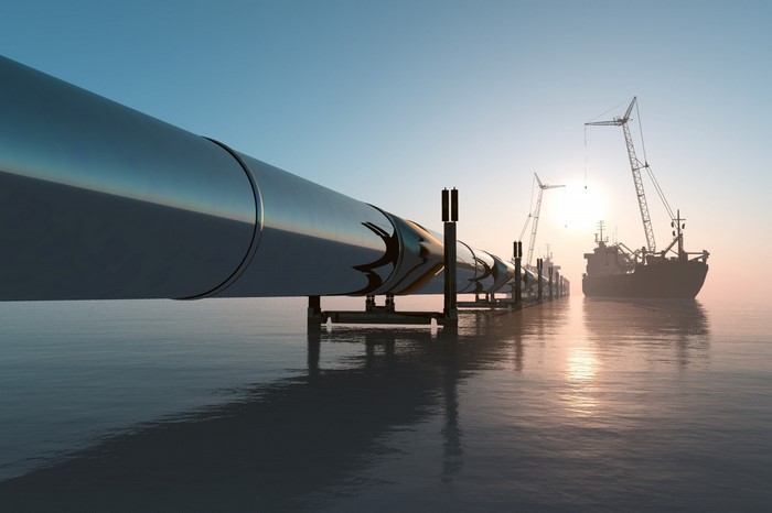 Pipeline construction at sea with ships and cranes