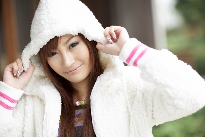 Kirara Asuka wearing a white hooded jacket