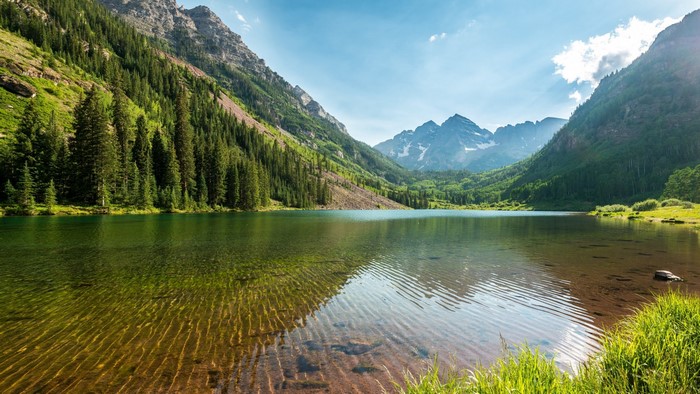 Maroon Bells lake and mountains in Colorado