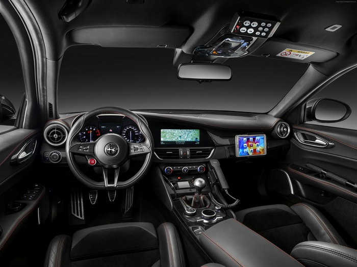 Alfa Romeo Giulia Quadrifoglio Carabinieri Interior