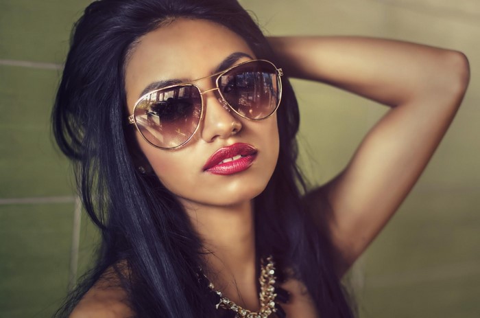 Woman with sunglasses and red lipstick