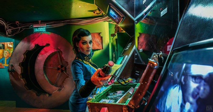 Woman in Vault 101 cosplay holding a bottle
