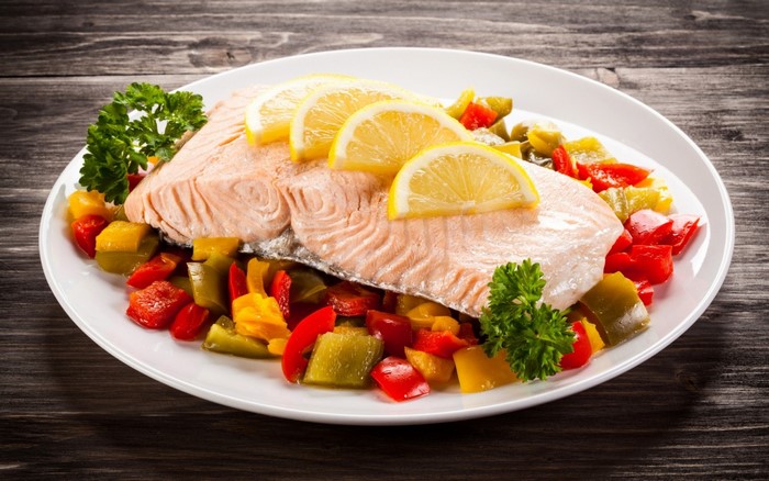 Salmon fillet with roasted bell peppers and lemon slices