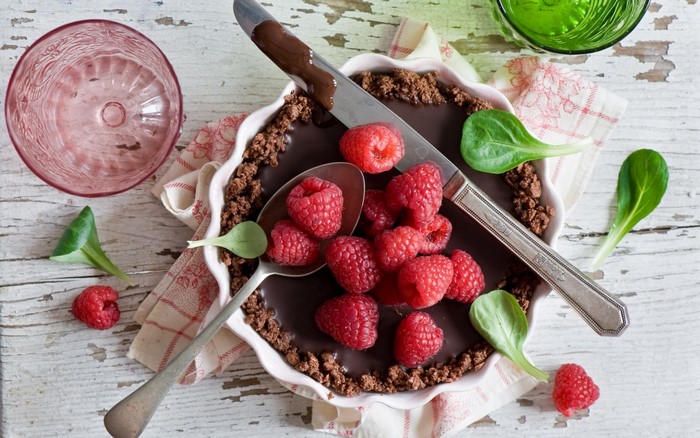 Chocolate tart with raspberries and cutlery