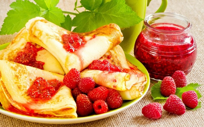 Pancakes with raspberries and jam