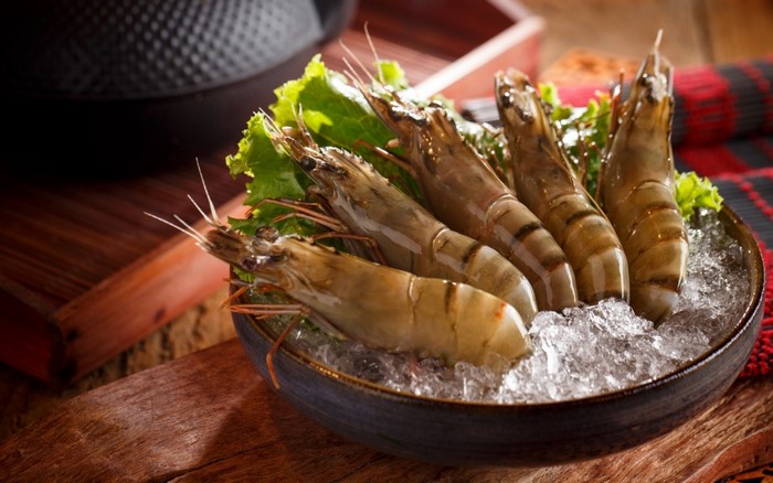 Fresh prawns on ice with lettuce