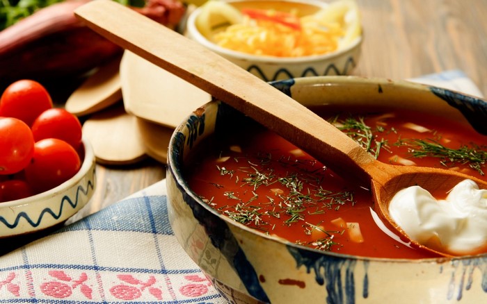 Soup with tomatoes and sour cream in bowls