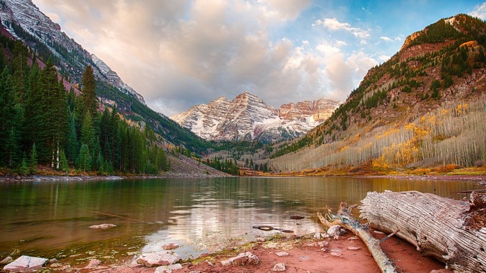 Maroon Bells lake and mountains in autumn