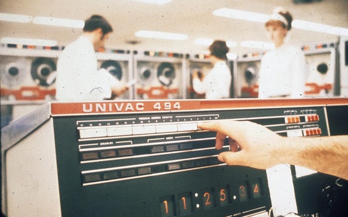 People operating a UNIVAC 494 computer