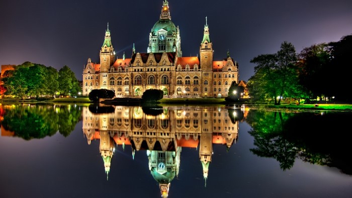 New Town Hall in Hanover reflected in a lake at night