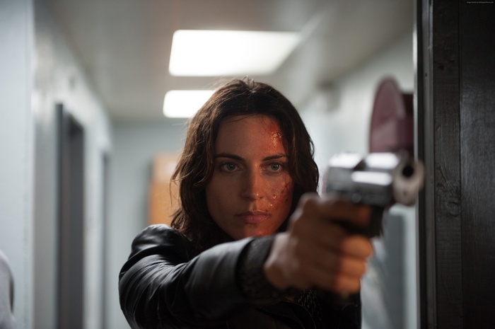 Antje Traue as Criminal in a Hallway