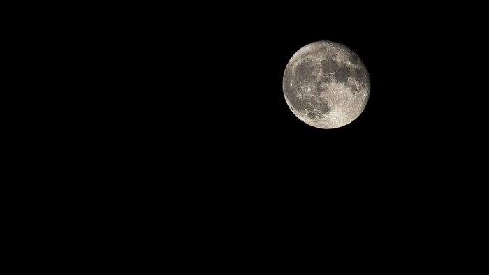 Full moon in a black sky