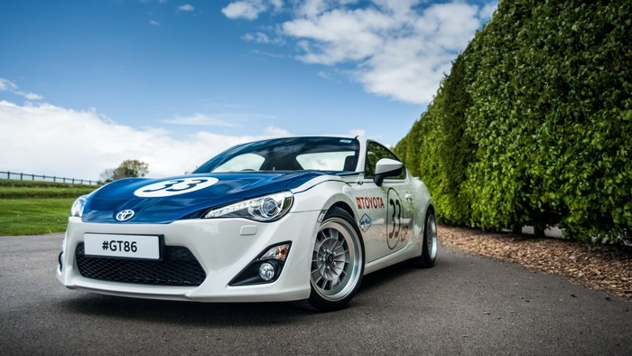White Toyota GT86 with blue racing stripe and number 33