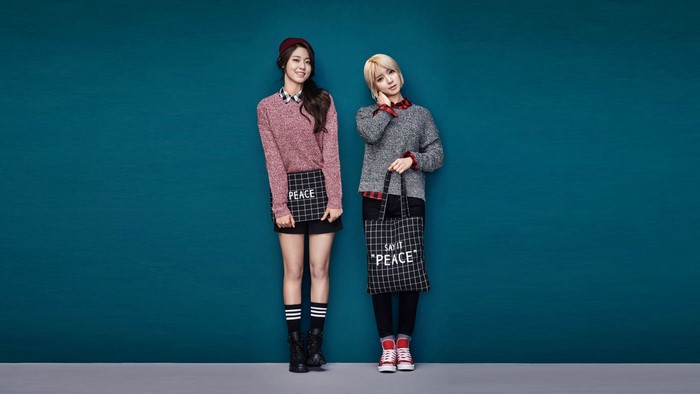 Choa from AOA posing with another model