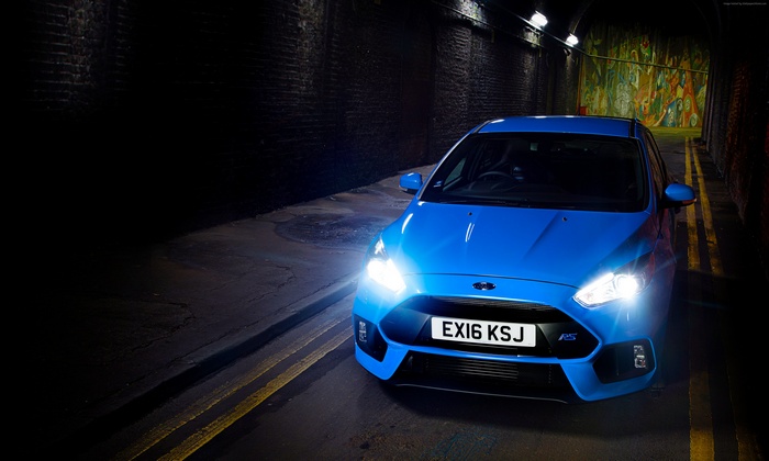 Blue Ford Focus RS in a dark tunnel