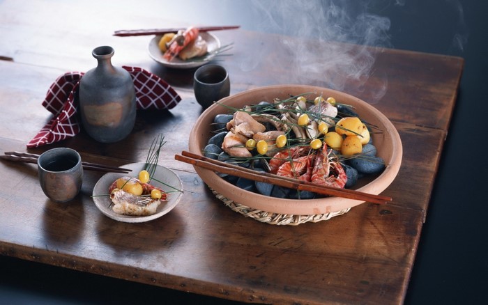 Steaming seafood and chicken dish with sake set