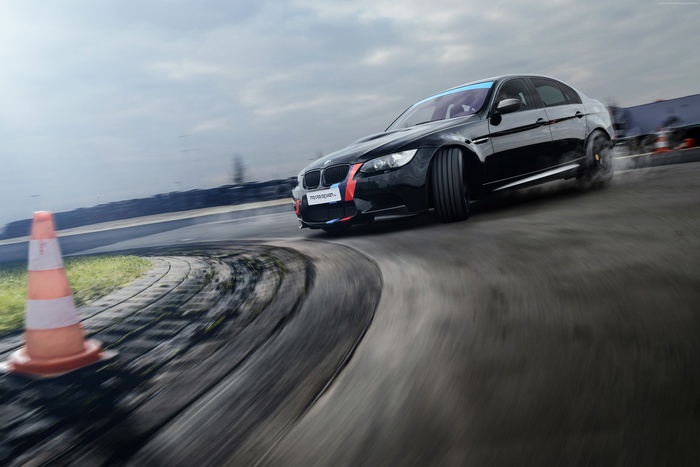 Black BMW M3 E90 Sedan Drifting with MR Car Design