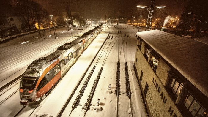 Train at Lindau Hbf station in winter at night