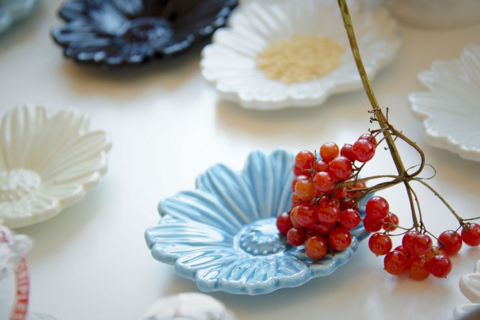 Flower-shaped dishes with red currants