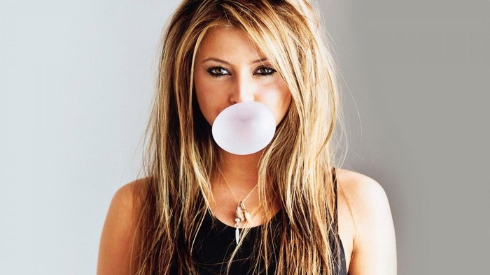 Holly Valance blowing bubble gum