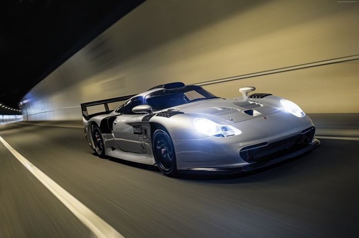 Porsche 911 GT1 Evolution Straßenversion in Tunnel