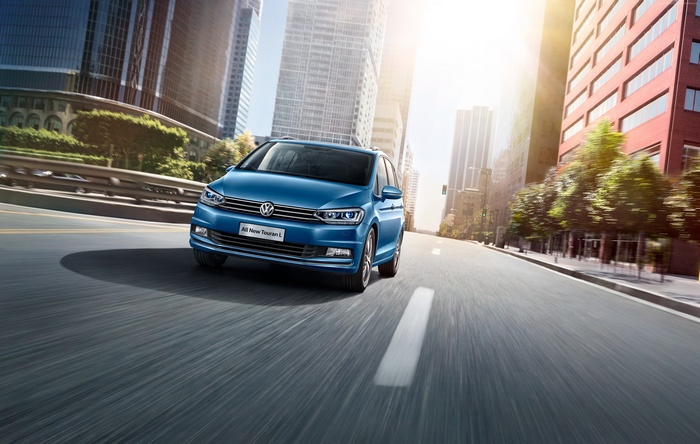 Blue Volkswagen Touran L driving in city