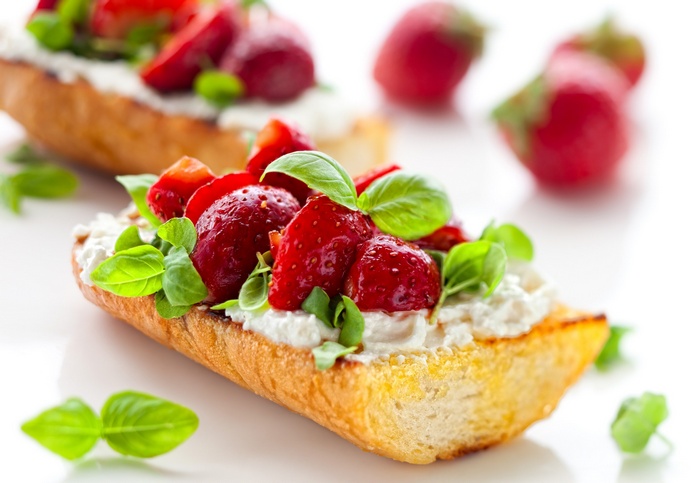 Strawberry and cream bruschetta with basil
