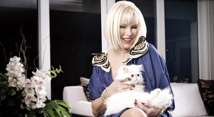 Ajda Pekkan with a white cat and orchids