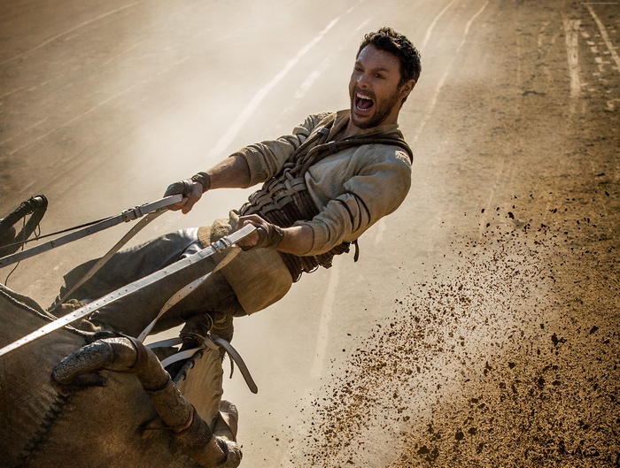 Jack Huston as Ben-Hur in a chariot race