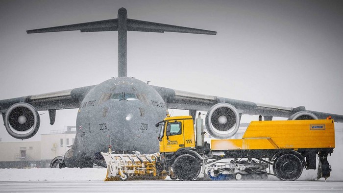 Royal Air Force Boeing C-17 Globemaster III with snowplow