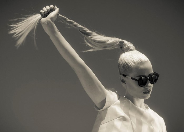 Iggy Azalea with sunglasses and blonde hair