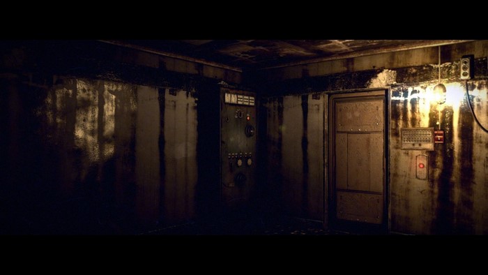 The Evil Within screenshot of a dark room with controls