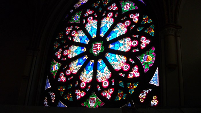 Rose window with Hungarian coat of arms
