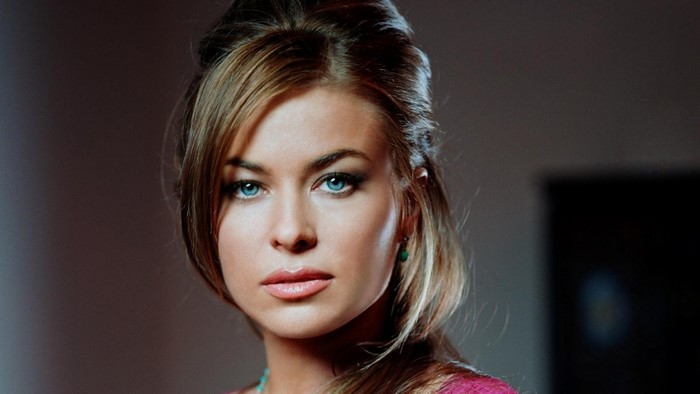 Carmen Electra portrait with blue eyes and brown hair