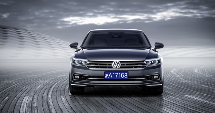 Volkswagen Phideon sedan with license plate 沪A17168