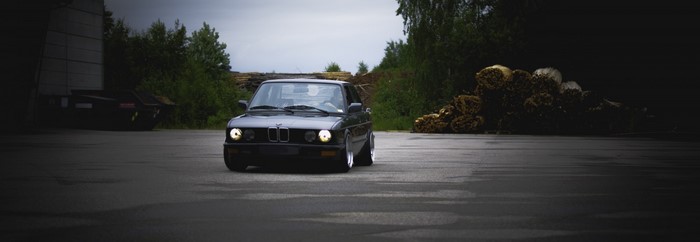 BMW E28 lowered on asphalt at night