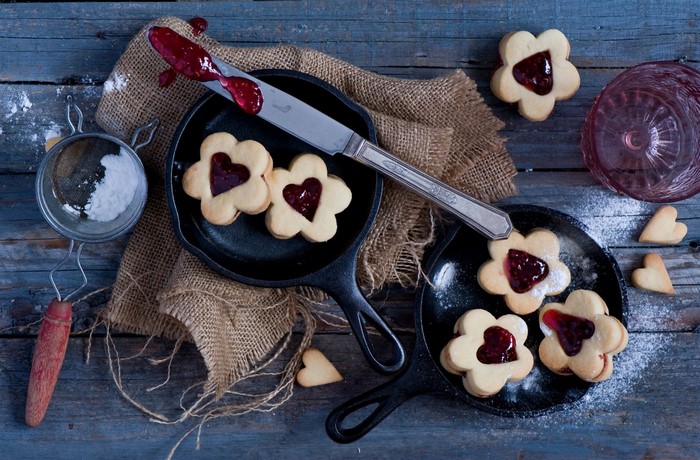 Flower-shaped cookies with jam and powdered sugar