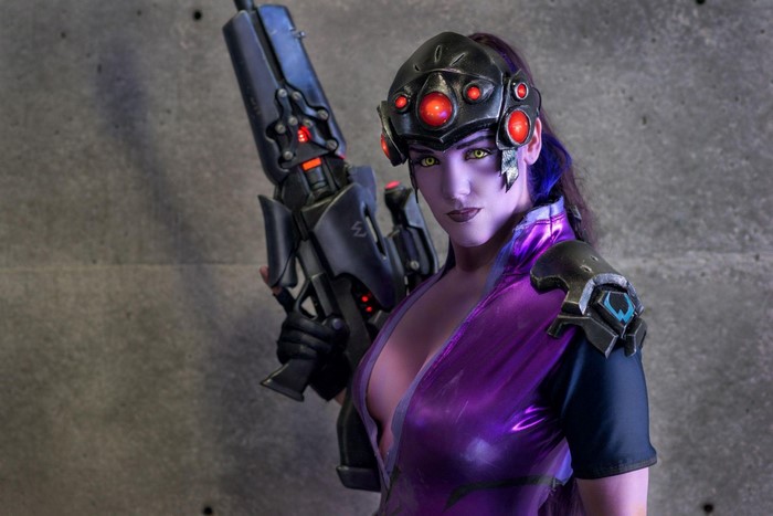 Widowmaker from Overwatch cosplay with rifle