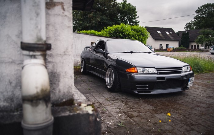 Nissan Skyline R32 GT-R parked on cobblestone driveway