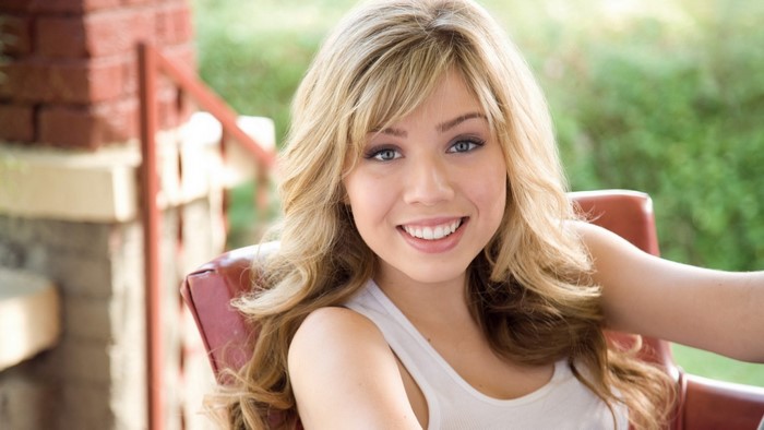 Jennette McCurdy smiling, portrait photography