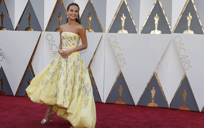 Alicia Vikander on the Red Carpet at the Oscars 2016
