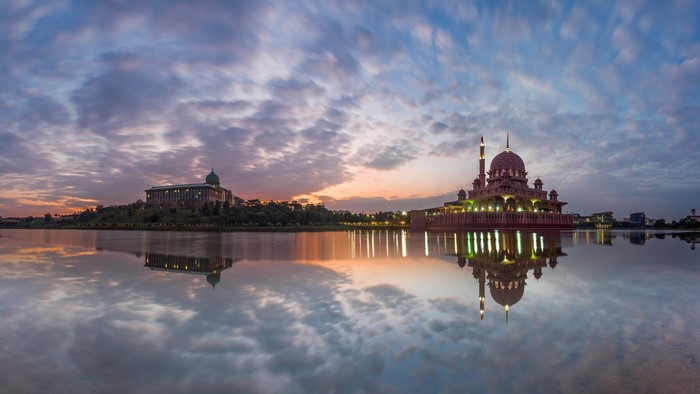 Putra Mosque and Perdana Putra Building reflected in lake at dusk