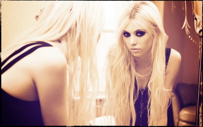 Taylor Momsen looking in a mirror