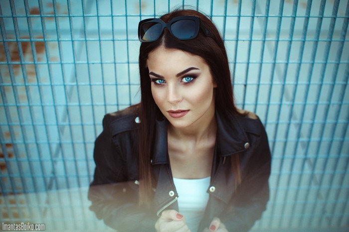 Woman with sunglasses and black leather jacket