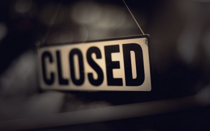 A sign that says CLOSED