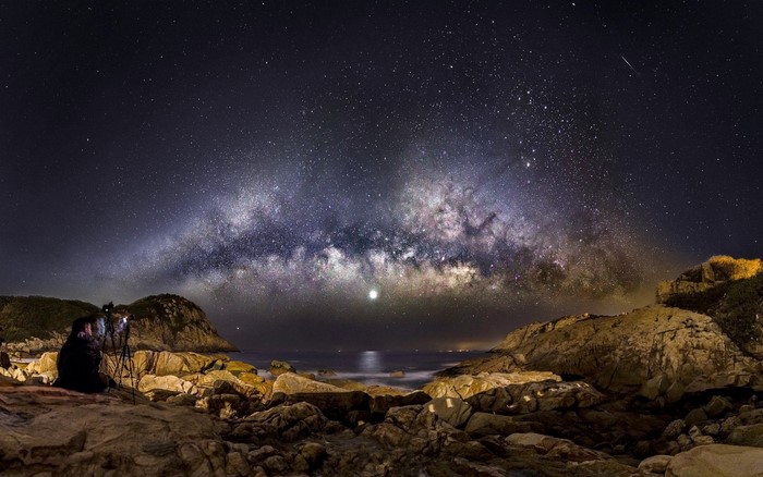 Photographer captures the Milky Way over a rocky coast at night
