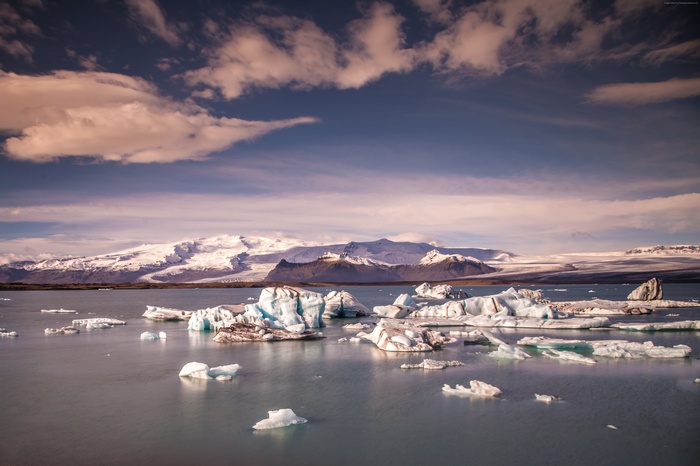 Jökulsárlón Lagoon Iceland with Icebergs and Mountains