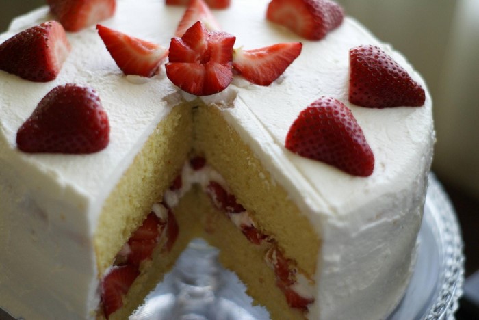 Strawberry cake with whipped cream and fresh strawberries
