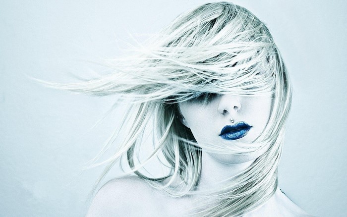 Woman with blonde hair and blue lips